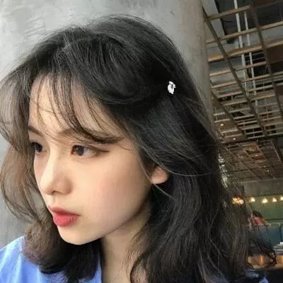 这是在北京的网友拍摄的，他看到国旗护卫队阔步走来，老外回头一看吓一跳